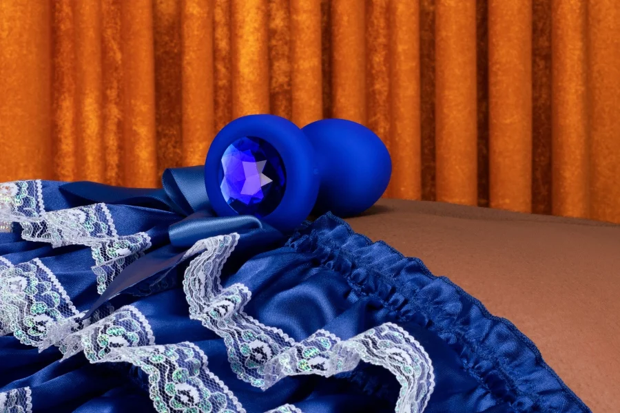 B-Vibe Vibrating Jewel Plug L/XL