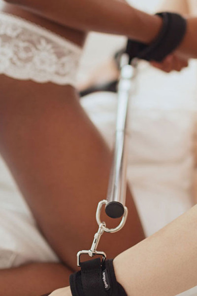 Sportsheets International Expandable Spreader Bar with Cuffs