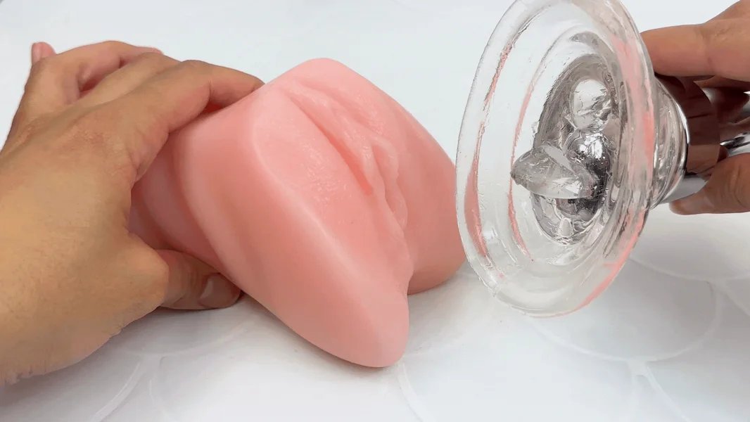 Vibrating Tongue Teaser Clit Pump — image 11 of 18