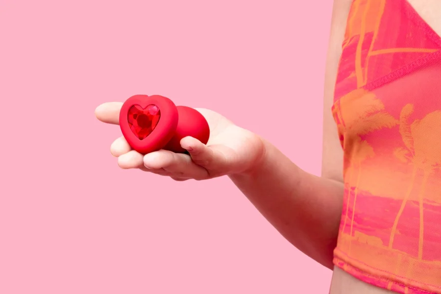 B-Vibe Vibrating Heart Plug