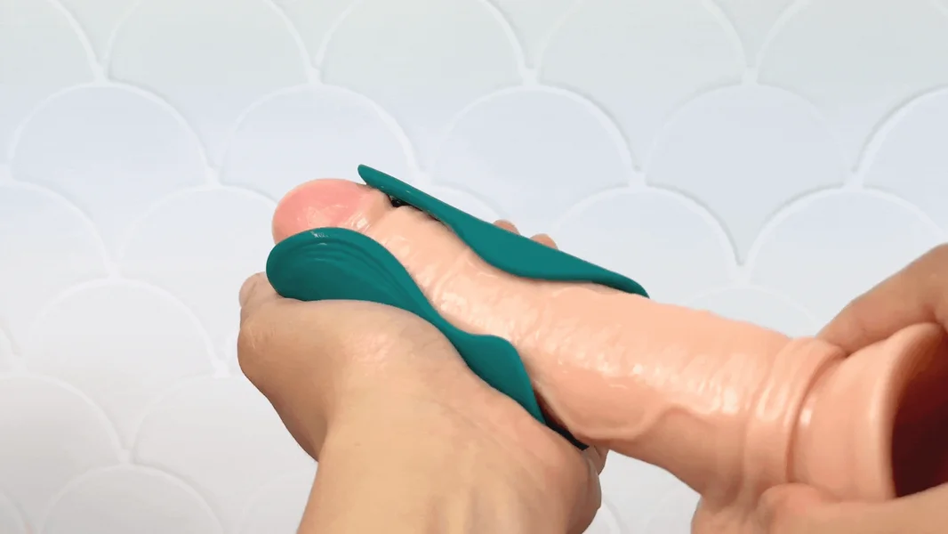 Gida Ribbed Silicone Penis Gripper Stroker | Rechargeable HJ & BJ Aide — image 11 of 24