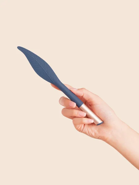 Deia - The Feather - Teasing Pinpoint Vibrator — image 4 of 10