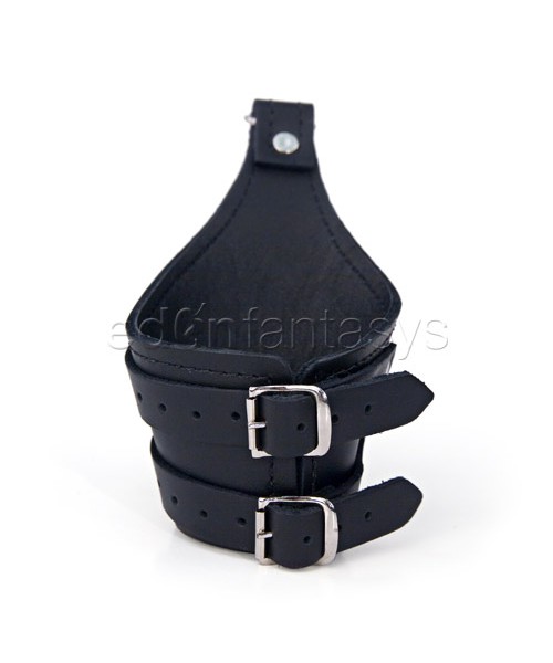 Single pull ball stretcher