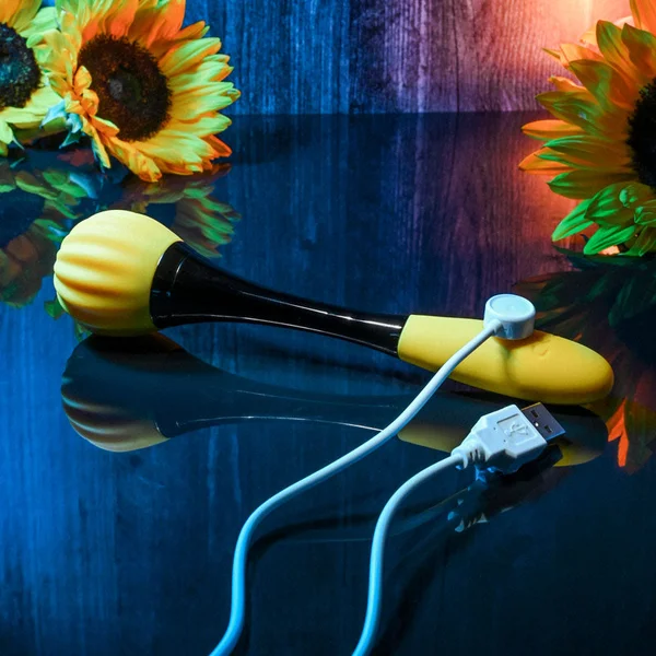 Gender X SUNFLOWER - Yellow 20 cm USB Rechargeable Massage Wand — image 6 of 9