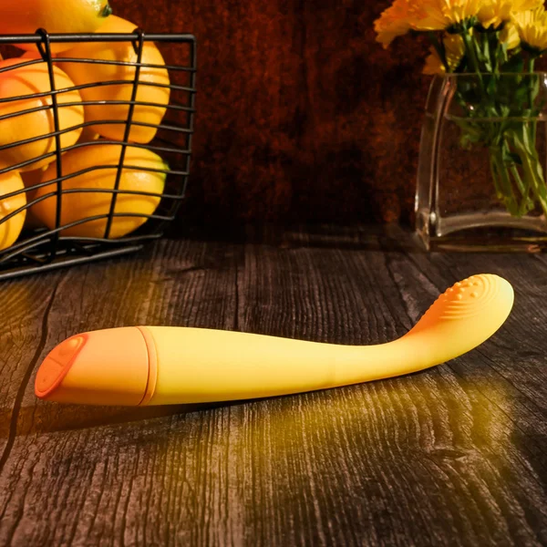 Selopa LEMON SQUEEZE - Yellow 18.4 cm USB Rechargeable Vibrator — image 4 of 8