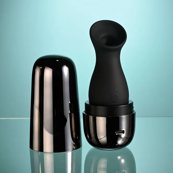 Playboy Pleasure THE JET SET - SUCKER - Black 10.3 cm Sucking Stimulator with Rechargeable Charging Case — image 4 of 9