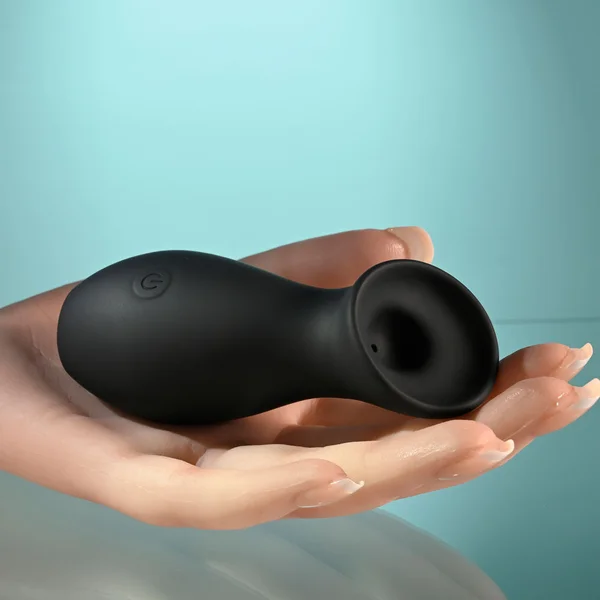Playboy Pleasure THE JET SET - SUCKER - Black 10.3 cm Sucking Stimulator with Rechargeable Charging Case — image 7 of 9