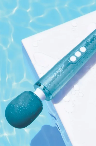 Le Wand Dive Submersible Rechargeable Vibrating Massager — image 9 of 17