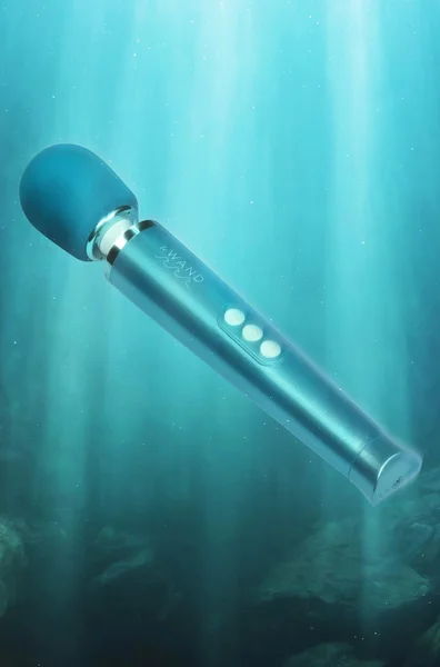 Le Wand Dive Submersible Rechargeable Vibrating Massager — image 10 of 17