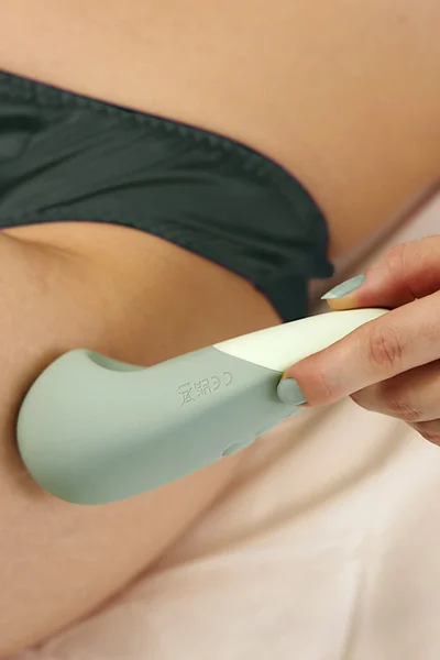 Womanizer Vibe 5.6" Lay On Silent Clitoral Vibrator — image 5 of 5