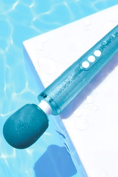 Le Wand Dive Submersible Rechargeable Cordless 11.4" Vibrating Massager — image 5 of 5