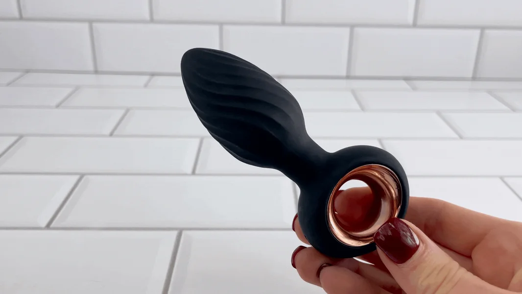 Gyrating Anal Plug w/ Remote Control — image 2 of 9