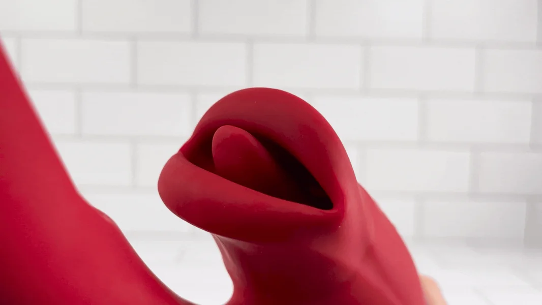Super French Kiss - Moving Mouth with Tongue & Fluttering Shaft — image 4 of 12