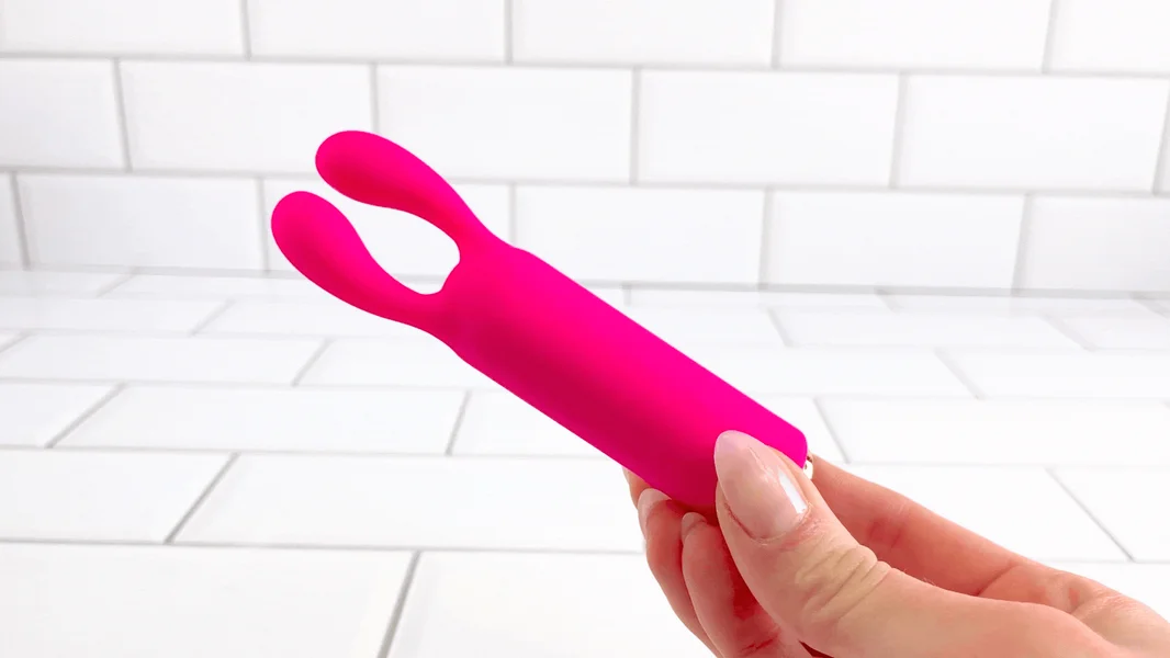 Mini Silicone Clit Encasing Vibe - Surrounds Your Clit in Powerful Pleasure! — image 2 of 9