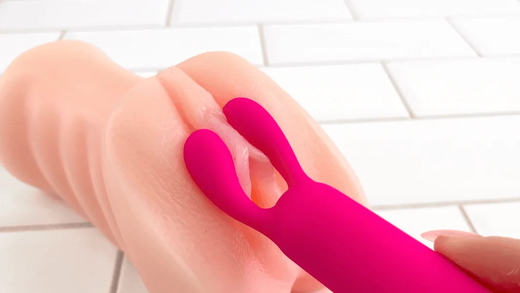 Mini Silicone Clit Encasing Vibe - Surrounds Your Clit in Powerful Pleasure! — image 4 of 9