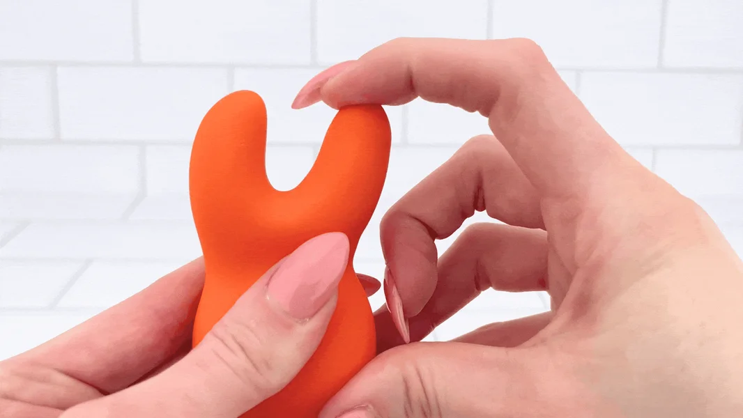 Clit-Encasing Vibrator - Use Both Ends! — image 4 of 7