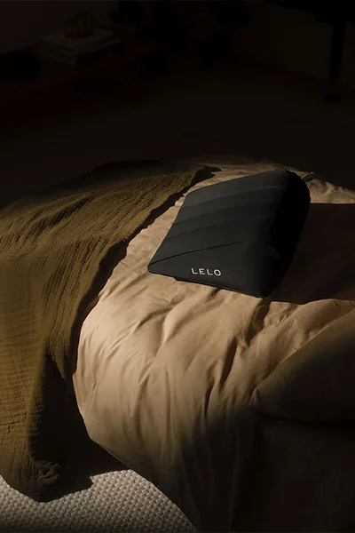 Lelo 14.2" Inflatable Sex Positioning Pillow — image 5 of 6