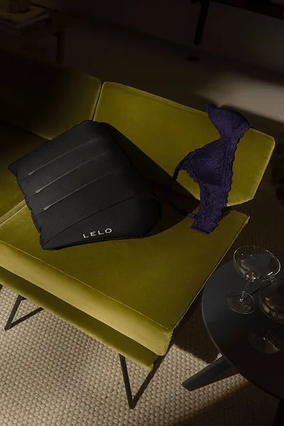 Lelo 14.2" Inflatable Sex Positioning Pillow — image 6 of 6