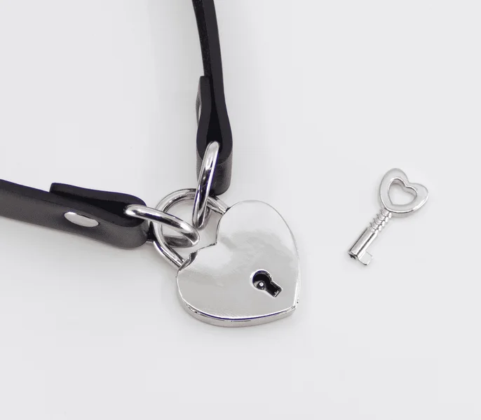 Vegan Heart Locking Bondage Collar — image 2 of 4
