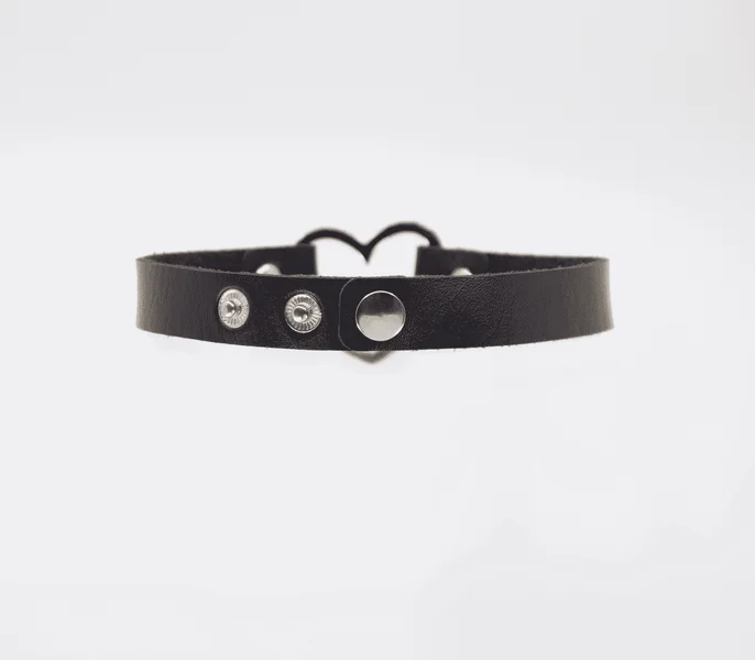 Vegan Heart Bondage Collar — image 3 of 3