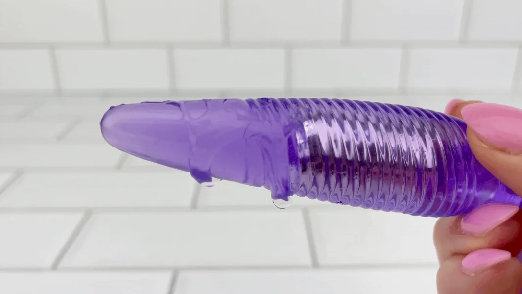 Cherry's Vibrating Twister Butt Plug — image 16 of 25