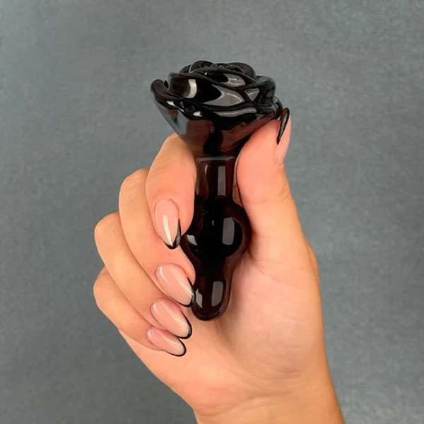 Black rose — image 14 of 16