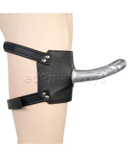 Buckling thigh harness